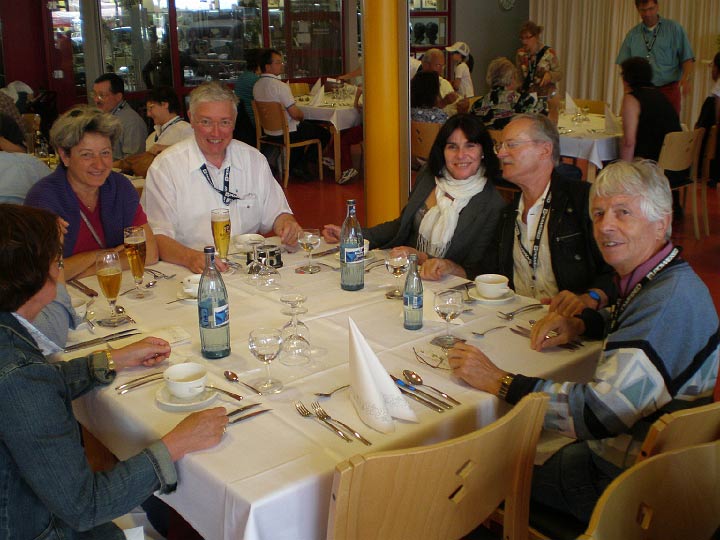 Speyer_240508_052B_Switzerland table on the right Roger Zimmermann the 58 brghm owner.JPG - Lunch im Tupolev-Saal